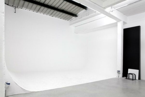 Studio photo A situé à Anvers avec des murs blanc