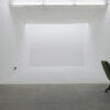 Studio photo C situé à Anvers avec des murs blanc