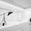 Studio photo B situé à Anvers avec des murs blanc et matériel photographique